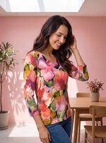 Pullover in floralem Feinstrick 